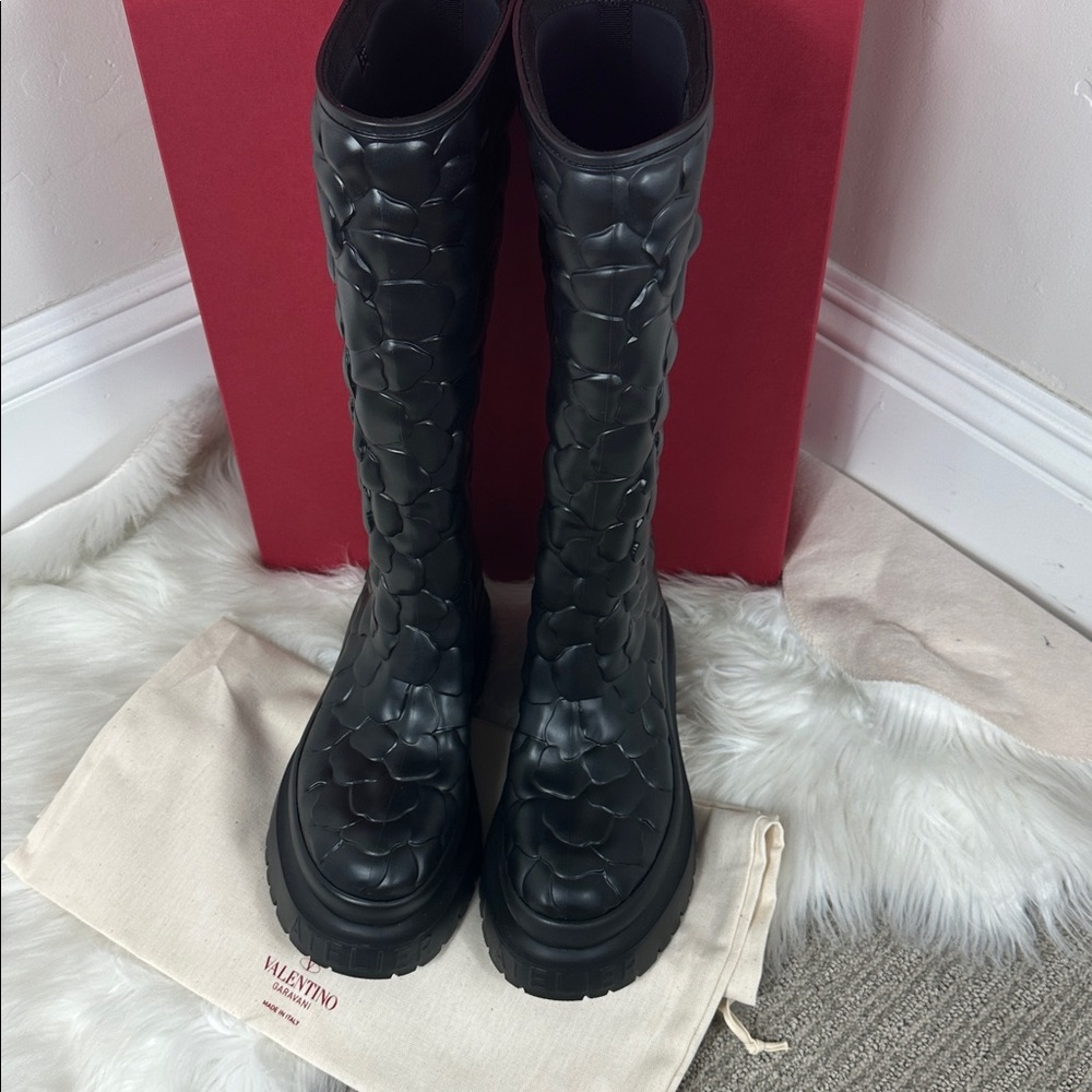 Valentino Garavani Black Atelier Textured Floral Rose Rain Winter Boots 37/7 NWT - Picture 3 of 11